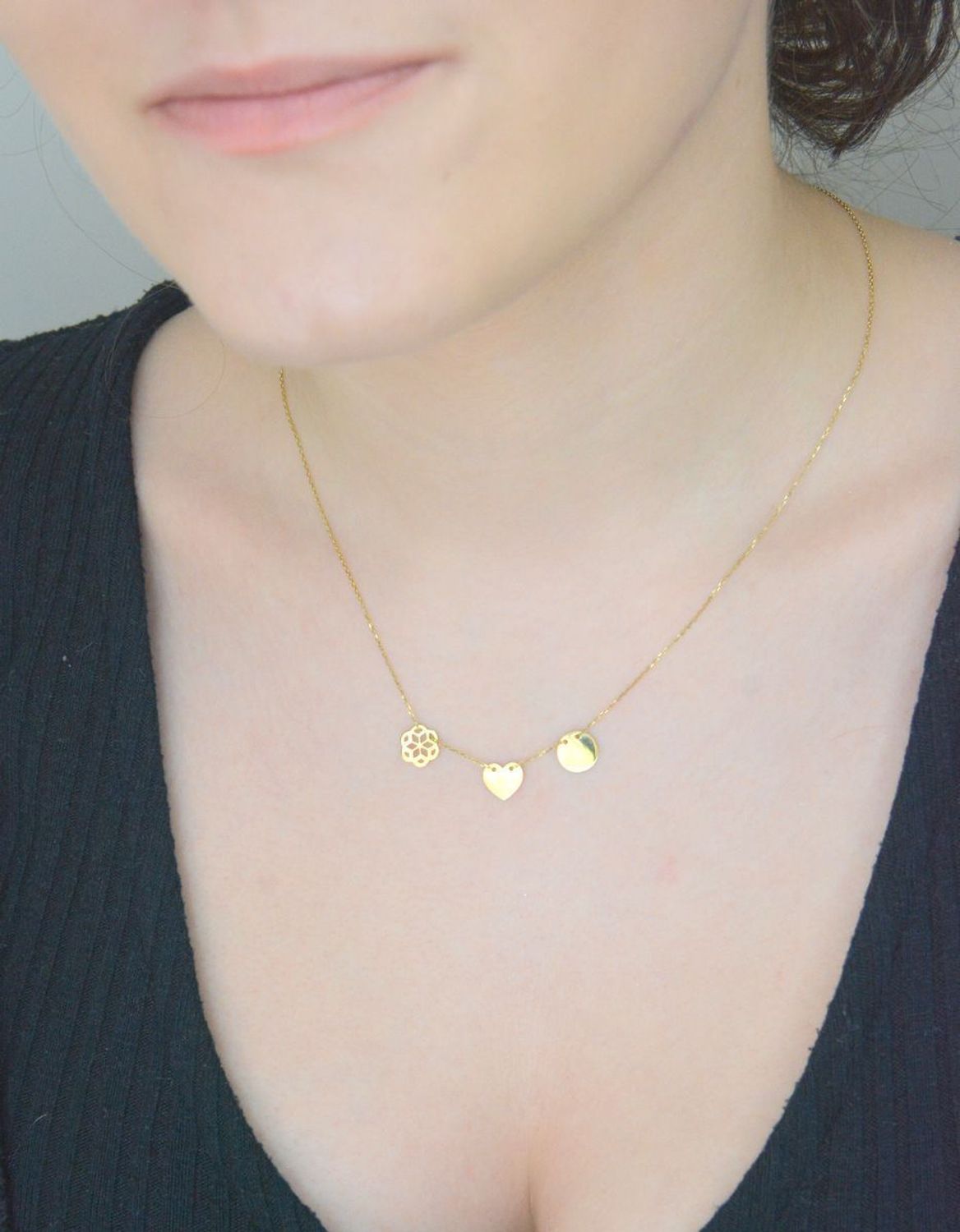 Złoty naszyjnik z trzema zawieszkami – harmonia detali.jpg